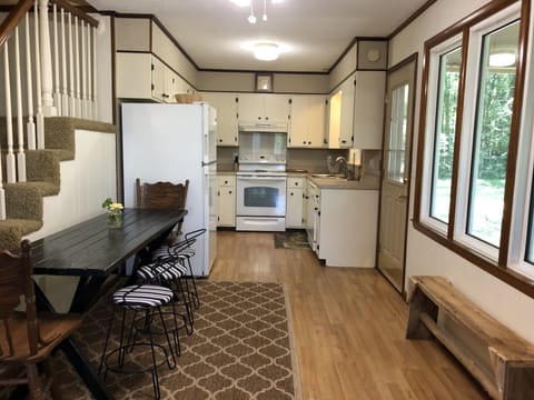 Kitchen and dining area seats 6