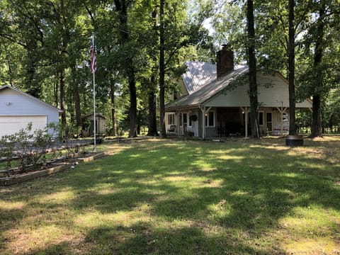 Private drive with parking for several boats, large lawn, covered patio