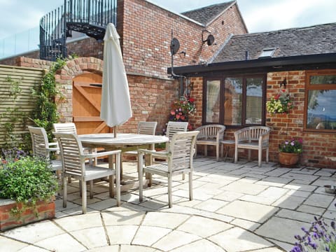 Sitting-out-area | The Cottage, Prestbury, near Cheltenham