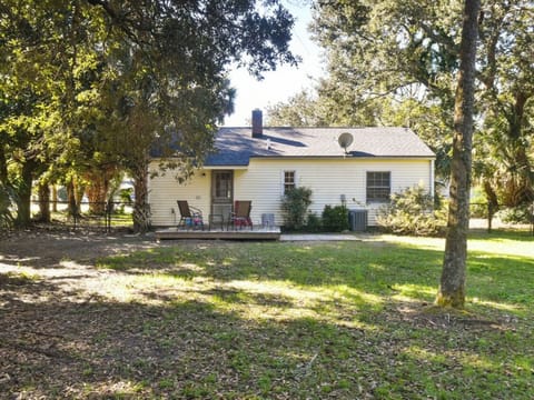Fenced in yard. Table and 6 chairs on deck. New charcoal grill.