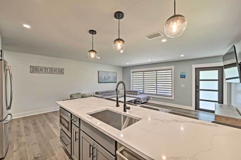 Kitchen | Cooking Basics | Coffee Maker | Paper Towels/Trash Bags Provided