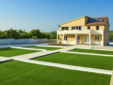 Grass, Lawn, Property, Artificial Turf, Residential Area, House, Estate, Architecture, Land Lot, Building