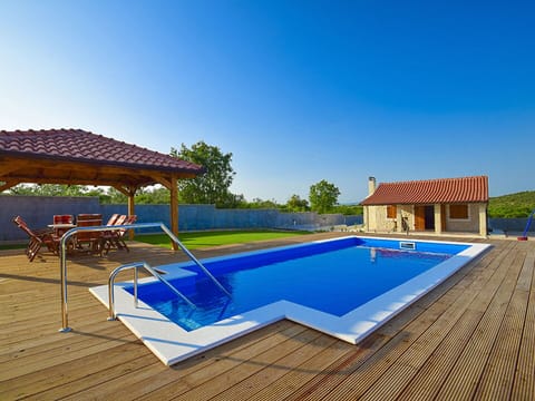 Swimming Pool, Property, House, Real Estate, Sunlounger, Leisure, Resort, Building, Home, Estate