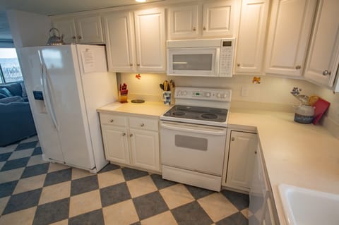 Make meals in full kitchen...