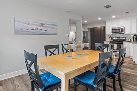Dining for six around the table while the chef makes dinner in the fully equipped kitchen