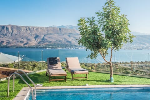 This residence takes full advantage of the stunning panoramic view.