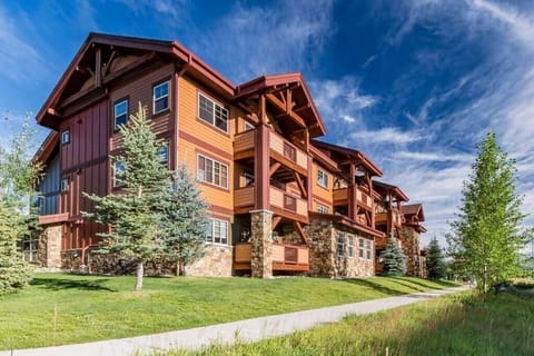 Steamboat Dream Vacation - First Tracks Studio - Free Gondola to Steamboat Ski Resort 
