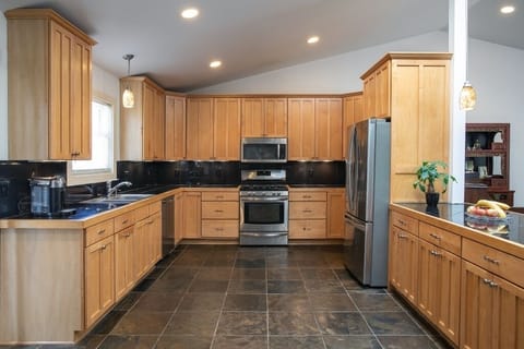 Huge Kitchen w Breakfast Counter