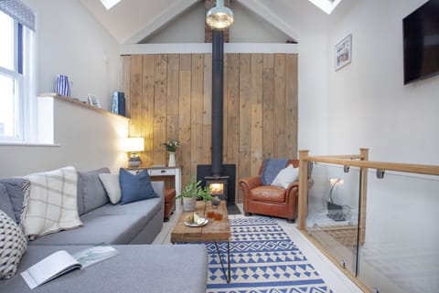 Stylish living room with L shaped sofa, Smart Tv & Free WiFi and wood burning fireplace - Birdcage Cottage