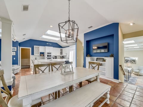 Kitchen Table at 5 Magnolia Crescent