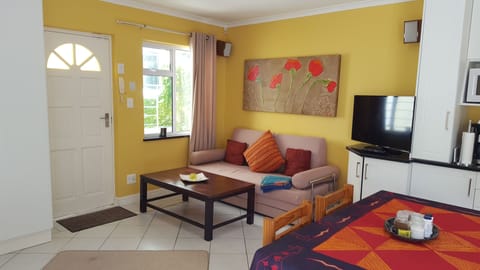 Cottage Chardonnay - Sleeper-Couch with Coffee Table