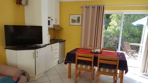 Cottage Chardonnay - Kitchenet and Dining Table