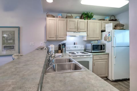 Romar Beach, 2 bedroom 2 bathroom, sleeps 7. Managed by Island Rentals