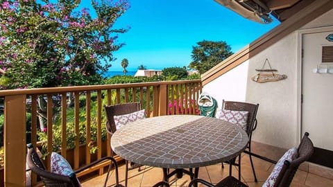 Breakfast with ocean view on front lanai