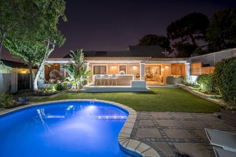 Cottage Sauvignon - Swimming Pool and Veranda illuminated at night