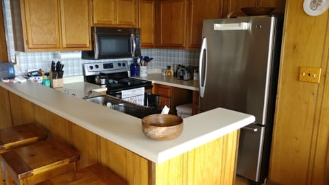 Kitchen, 4 burner stove, oven, microwave, fridge, freezer w/ice maker