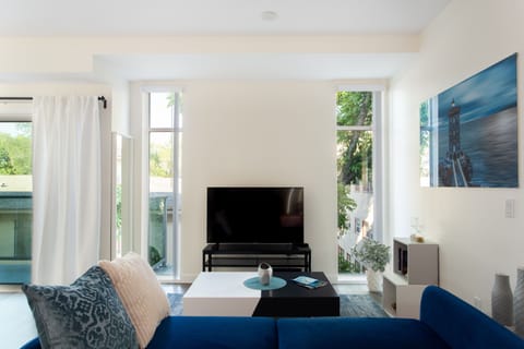 Watch your favorite shows on Netflix, Youtube, or Roku Smart TV.
