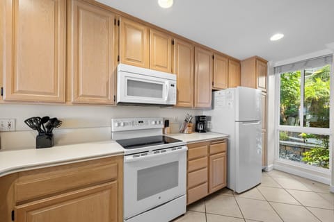 Large kitchen with ample cabinet/counter space