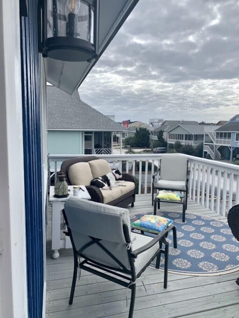 Front porch open to street!