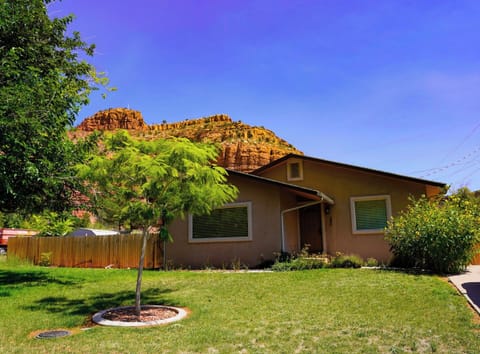Perfectly located for exploring Zion, Bryce Canyon, and Coral Pink Sand Dunes, this inviting home offers comfort, convenience, and unforgettable red rock views.