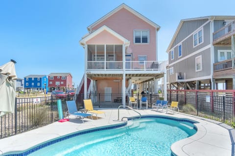 Exterior / Pool - North
