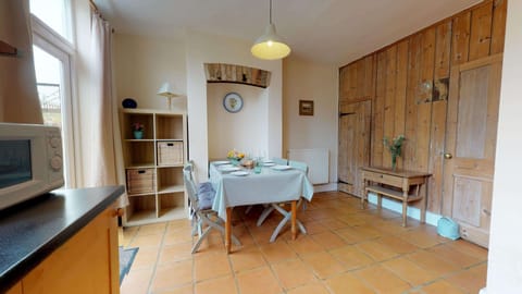 Oxford Two Bedroom Abbey Road Kitchen Side