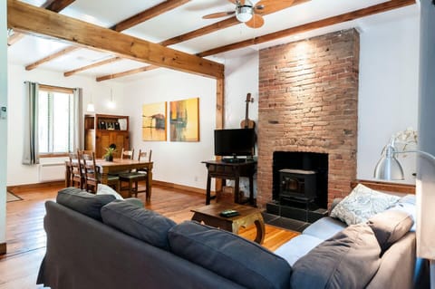 10 min from old montreal or downtown