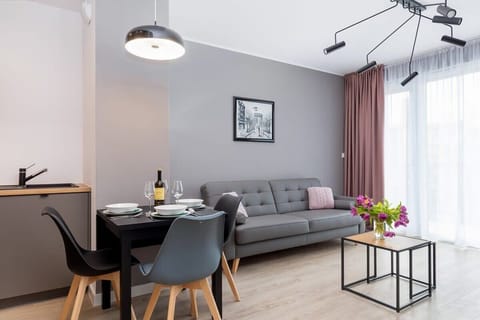 Stylish living room with coffe table. 