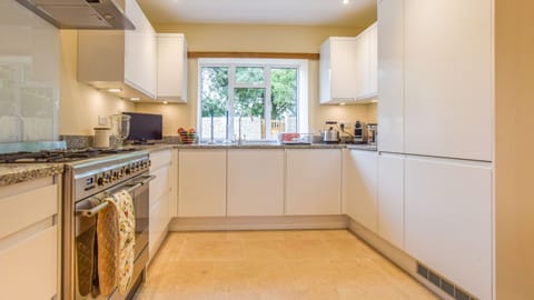 Kitchen, Hyde Tyning Cottage, Bolthole Retreats