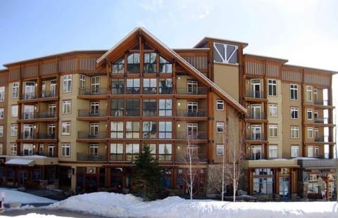 White pine ski in/ski out in the heart of the village. Location cannot be beat!