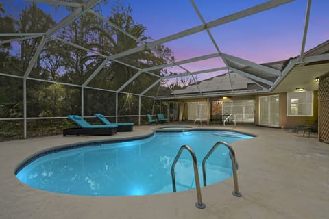 Enjoy the large relaxing pool in the sun - When you stay here for the full Florida experience!