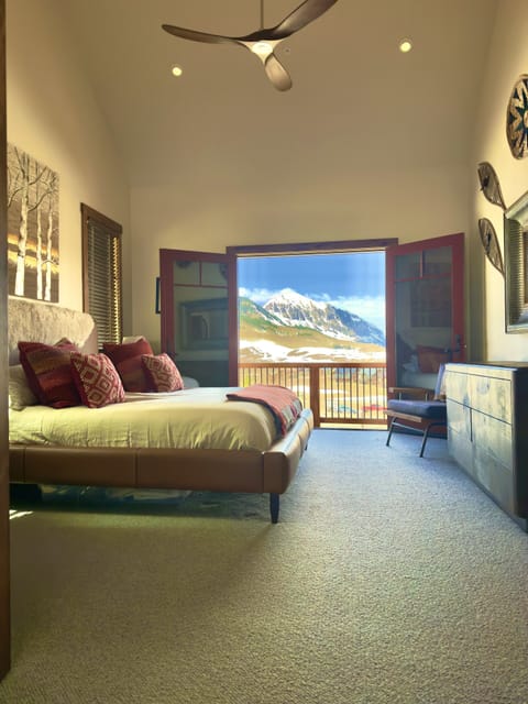 primary king bedroom w/ en suite bath, new organic mattress & walk out deck