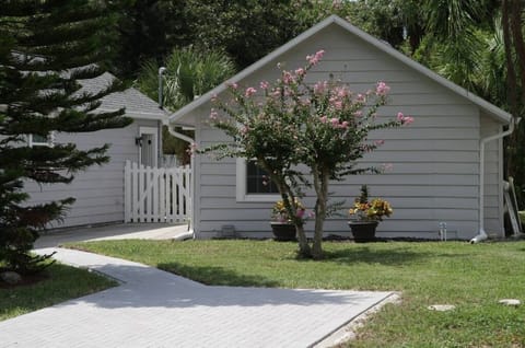 Designated  8th Green Cottage parking and view of the guesthouse