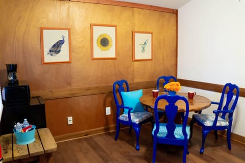 Table for 3, please!