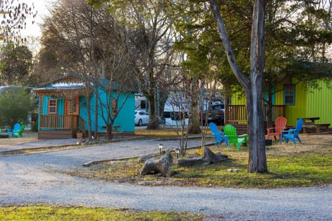 FIRE PIT AND PICNIC TABLE