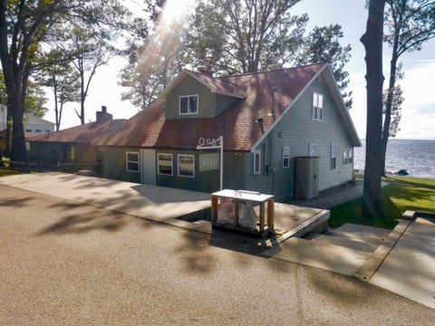 Lots of parking and quiet street!