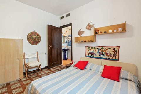 Bright apartment that can accommodate up to 5 people, located just 200m from the free beach and 5 minutes walk from the Marina, the ideal starting point to explore the wonderful Ligurian coast by boat. Equipped with every comfort for a pleasant stay, inc Apartment in Camogli