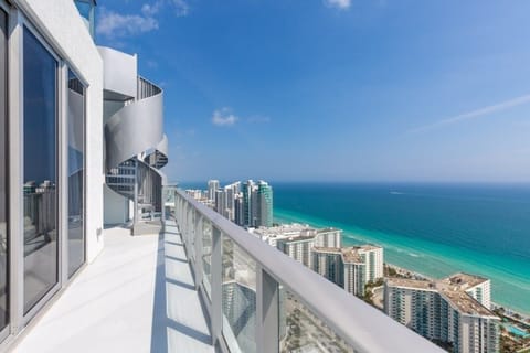 Balcony, Railing, Town, Building, City