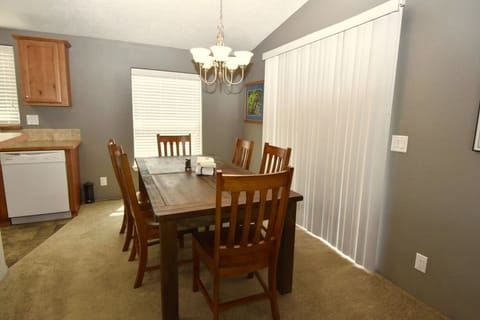 Dining area seats 6 people