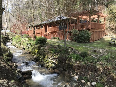 Welcome to Bear Wallow Creekside Retreat