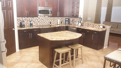 Open kitchen concept with granite top island in the middle, seats 4.