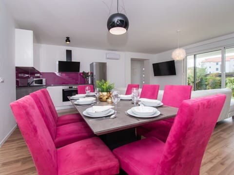 Furniture, Couch, Property, Table, Purple, Plant, Comfort, Textile, Interior Design, Decoration