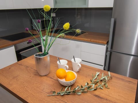 Table, Flower, Food, Tableware, Furniture, Cabinetry, Plant, Countertop, Vase, Wood