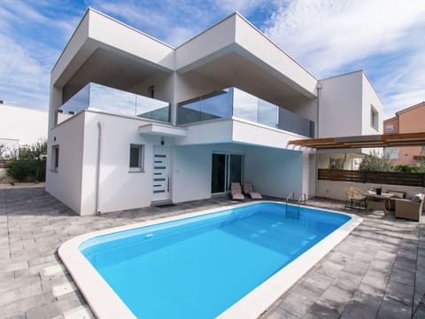 Plant, Building, Daytime, Sky, Property, Furniture, Cloud, Window, Azure, Swimming Pool