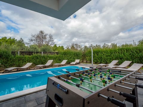 Cloud, Sky, Daytime, Property, Plant, Water, Building, Swimming Pool, Shade, Architecture
