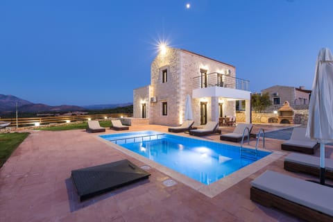 Flaunts exquisite exteriors with an ethereal elegance & calm