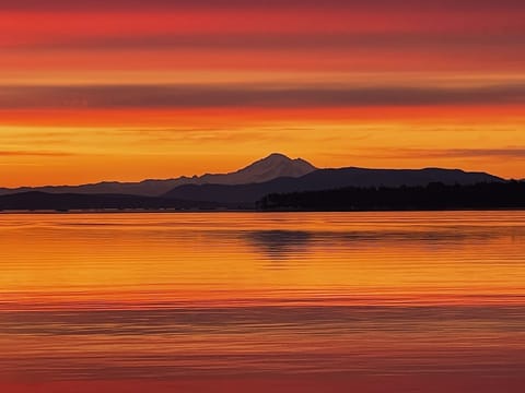 Mount Baker at sunrise ... 