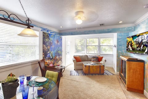 Relax inside your own "acquarium" with terazzo floors and art deco furniture. 