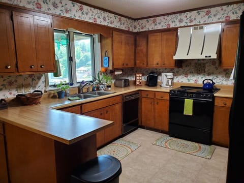 Main Level Kitchen - Well Equipped for Any Cook