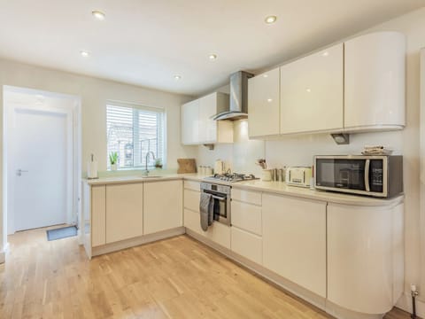 Kitchen area | Tea Pot Cottage, Ringwood